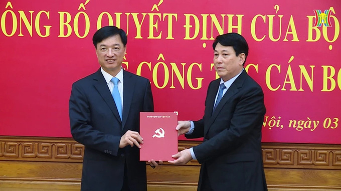 Thượng tướng Nguyễn Duy Ngọc (trái) nhận quyết định phân công của Bộ Chính trị từ Đại tướng Lương Cường, Ủy viên Bộ Chính trị, Thường trực Ban Bí thư. Ảnh: THHN.