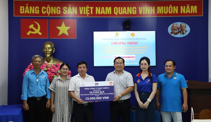 Đại diện Công đoàn Cơ quan Tổng Công ty trao bảng tượng trưng 100 phần quà cho đại diện Lãnh đạo phường An Khánh