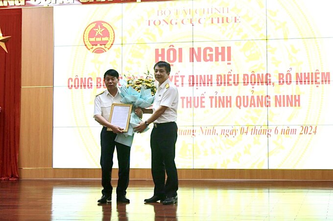 Tổng cục trưởng Tổng cục Thuế Mai Xuân Thành trao quyết định điều động, bổ nhiệm chức Cục trưởng Cục Thuế Quảng Ninh cho ông Hà Văn Trường.