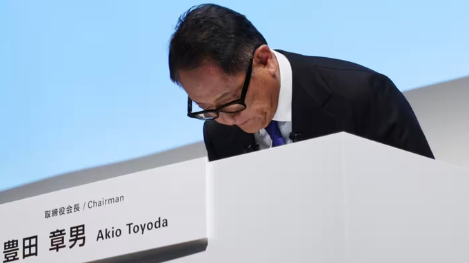 Chủ tịch Toyota, Akio Toyoda cúi đầu xin lỗi trong buổi họp báo ngày 3/6.