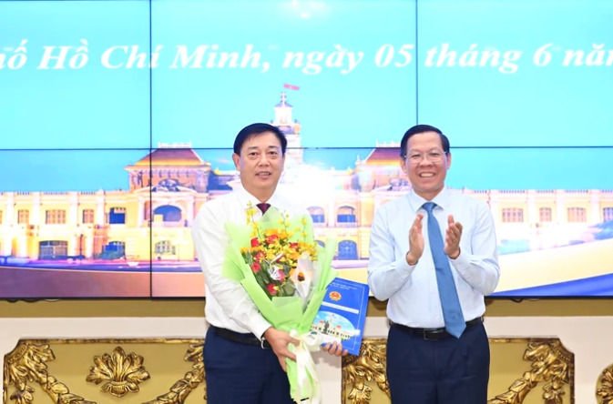 Chủ tịch UBND TPHCM Phan Văn Mãi trao quyết định đến ông Nguyễn Hoàng Hải.