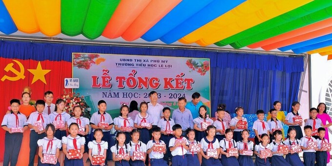 Ông Nguyễn Thanh Hà – Phó Chủ tịch Công đoàn EPS trao tặng 20 phần học bổng tại Trường tiểu học Lê Lợi