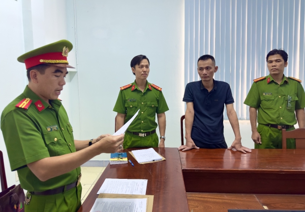 Cơ quan Cảnh sát điều tra Công an tỉnh Bạc Liêu tống đạt quết định khởi tố, bắt bị tạm giam bị can Lê Trọng Bằng.