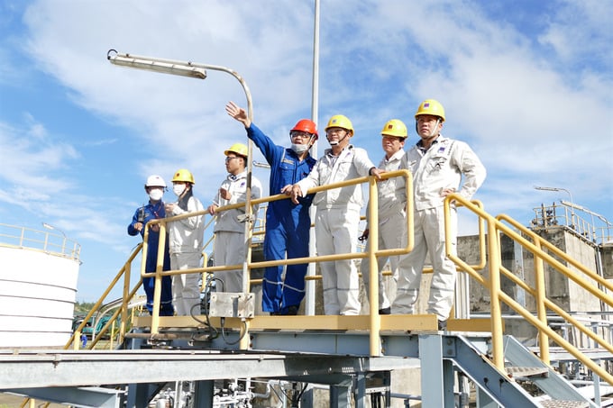 Tác giả Bùi Quốc Phong (đội mũ đỏ) báo cáo về việc cải hoán tối ưu hệ thống xử lý nước thải tại NMLD Dung Quất với Đoàn Giám sát Môi trường (Bộ Tài nguyên và Môi trường)