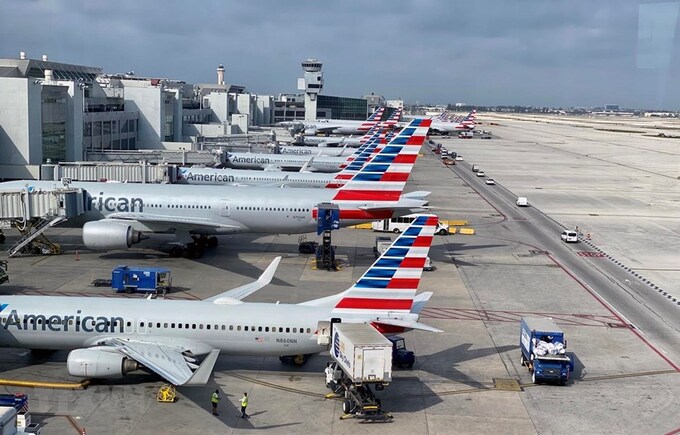 Máy bay của hãng hàng không American Airlines tại sân bay quốc tế Miami, Florida, Mỹ ngày 3/3 vừa qua. (Ảnh: AFP/TTXVN)