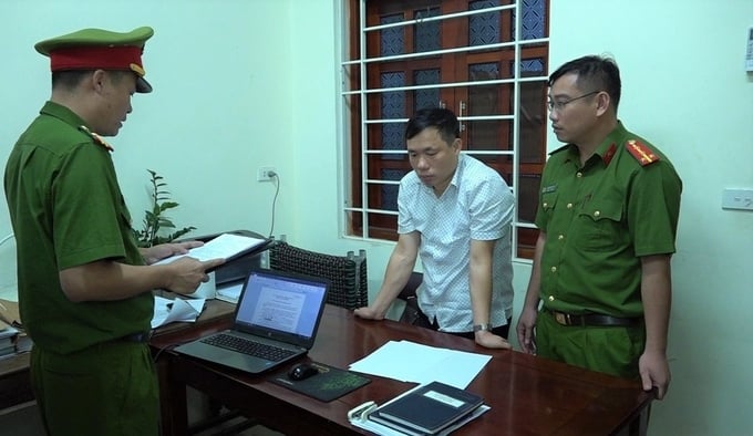 Cơ quan CSĐT đọc lệnh bắt bị can để tạm giam đối với ông Trần Đức Lợi - Phó Chủ tịch UBND huyện Quỳ Hợp.