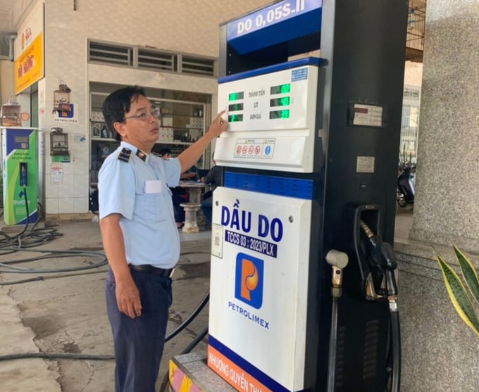 Đoàn kiểm tra của Đội QLTT số 4 đng tiến hành kiểm tra tại doanh nghiệp kinh doanh xăng dầu (ảnh Cục QLTT tỉnh Bình Thuận).