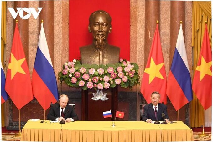 Chủ tịch nước Tô Lâm và Tổng thống Putin chủ trì cuộc họp báo chung. (Ảnh: VOV)