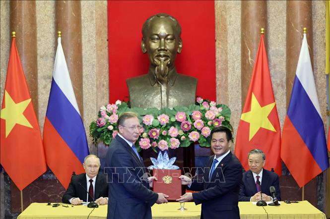 Chủ tịch nước Tô Lâm và Tổng thống Putin chứng kiến trao các văn kiện đã ký kết giữa hai nước. (Ảnh TTXVN)