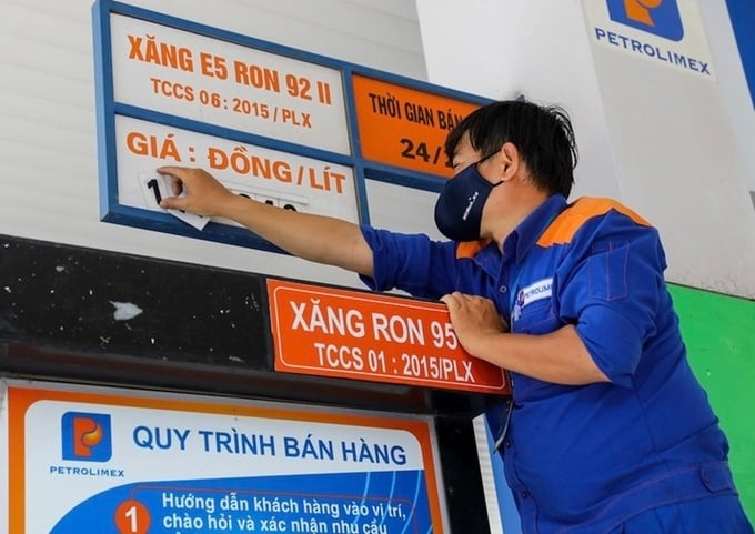 Giá xăng dầu đồng loạt tăng, xăng RON 95 lên hơn 22.400 đồng/lít.