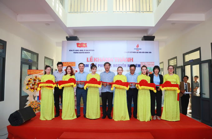 Các đại biểu cùng nhau cắt băng khánh thành công trình Trạm Y tế phường Nguyễn Nghiêm do BSR tài trợ.