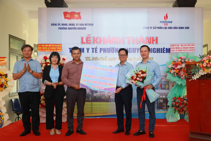 Ông Nguyễn Văn Hội - Chủ tịch HĐQT BSR (thứ hai từ phải sang) trao biển tài trợ 5 tỷ đồng cho UBND phường Nguyễn Nghiêm.