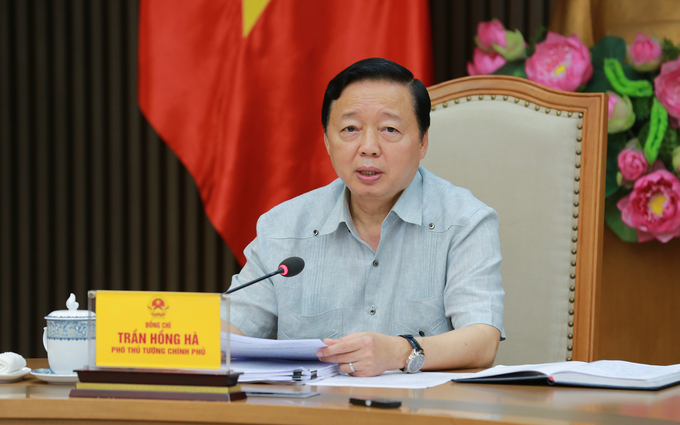Phó Thủ tướng Trần Hồng Hà nghe báo cáo giải trình của Bộ Tài nguyên và Môi trường về một số nội dung còn ý kiến khác nhau, để hoàn thiện dự thảo Nghị định quy định về giá đất (Ảnh: VGP/Minh Khôi).