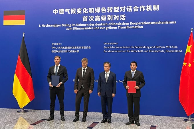 Phó thủ tướng kiêm Bộ trưởng Kinh tế Đức Robert Habeck (thứ hai từ trái qua) chụp ảnh cùng Chủ nhiệm Ủy ban Cải cách và phát triển quốc gia Trung Quốc Trịnh Sách Khiết (thứ hai từ phải qua) tại Diễn đàn đối thoại khí hậu và chuyển đổi Trung - Đức ngày 22/6 - Ảnh: REUTERS