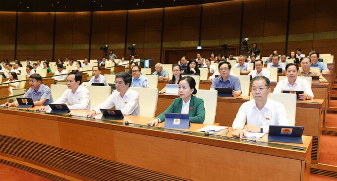 Đại biểu Quốc hội biểu quyết thông qua Nghị quyết về tổ chức chính quyền đô thị và thí điểm một số cơ chế, chính sách đặc thù phát triển TP Đà Nẵng.