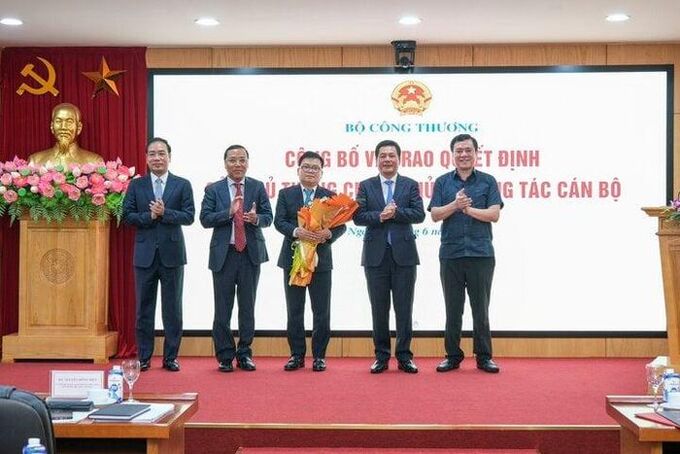 Lãnh đạo Bộ Công Thương tặng hoa chúc mừng tân Thứ trưởng Trương Thanh Hoài.