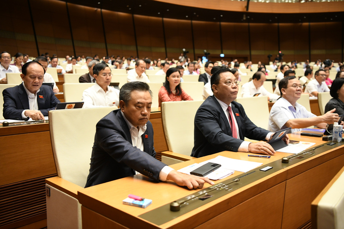 Đại biểu Quốc hội biểu quyết thông qua Luật Thủ đô (sửa đổi).