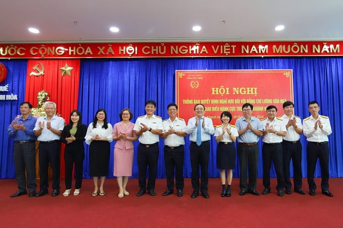 Phó tổng cục trưởng Tổng cục Thuế Đặng Ngọc Minh chụp ảnh cùng lãnh đạo, cán bộ Cục Thuế Khánh Hòa.