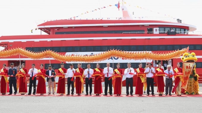 Mới vận hành từ ngày 15/5, tuy nhiên tuyến tàu cao tốc Tp.HCM - Côn Đảo phải tạm ngừng khai thác vì tồn tại bất cập.