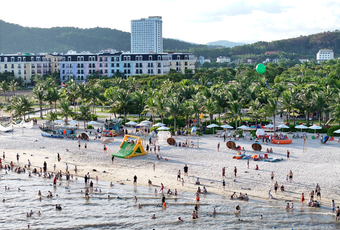 Nhân dịp này, Halong Marina giới thiệu không gian check-in mô phỏng làng chài bên vịnh biển, và nhiều hoạt động vui chơi – thư giãn bên biển đặc sắc khác.