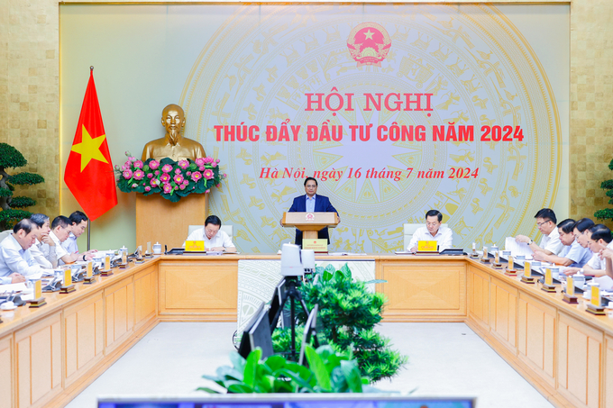 Thủ tướng Phạm Minh Chính chủ trì Hội nghị trực tuyến toàn quốc của Thường trực Chính phủ về thúc đẩy đầu tư công năm 2024 (Ảnh: VGP News).