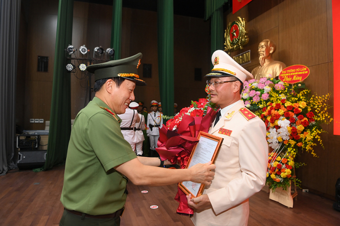 Bộ trưởng Lương Tam Quang trao Quyết định của Thủ tướng Chính phủ bổ nhiệm Trung tướng Phạm Thế Tùng giữ chức vụ Thứ trưởng Bộ Công an.