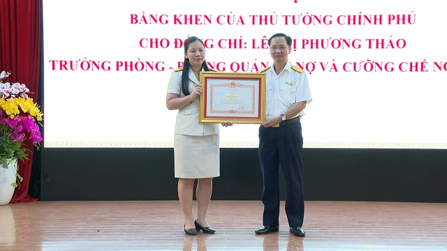 Cục trưởng Cục Thuế Vĩnh Phúc trao bằng khen của Thủ tướng Chính phủ cho cá nhân xuất sắc.