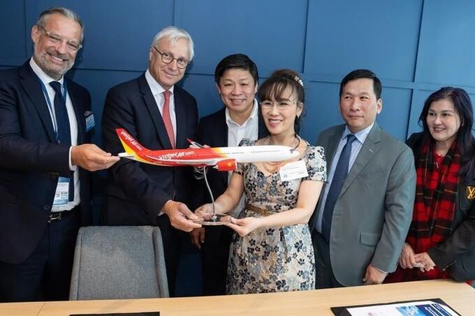 Chủ tịch Vietjet Nguyễn Thị Phương Thảo (thứ ba từ phải sang) và Tổng giám đốc điều hành máy bay thương mại Airbus Christian Scherer (thứ hai từ trái sang) chứng kiến lễ ký kết hợp đồng mua 20 máy bay thân rộng A330neo.