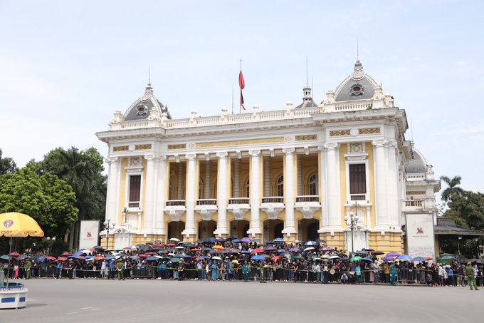 Đông đảo người dân đứng tại khu vực Nhà hát Lớn chờ tiễn biệt đồng chí Tổng Bí thư.