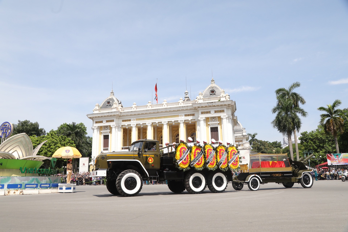 Đoàn xe đưa lĩnh cữu Tổng Bí thư Nguyễn Phú Trọng đi qua khu vực Nhà hát lớn Hà Nội.