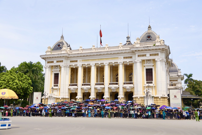 Hàng nghìn người dân đến chờ tiễn biệt Tổng bí thư Nguyễn Phú Trọng.