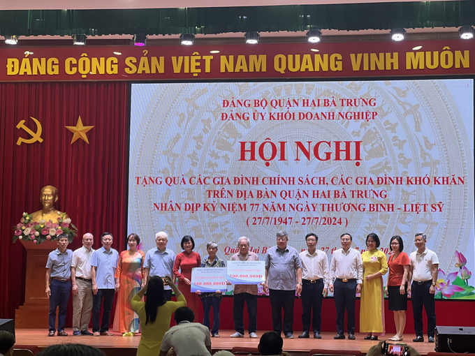 Đảng ủy Khối doanh nghiệp quận Hai Bà Trưng ủng hộ sửa chữa nhà của 2 gia đình khó khăn.
