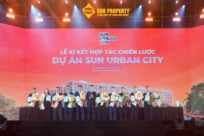 Lễ ký kết và chứng nhận đơn vị phân phối chính thức.
