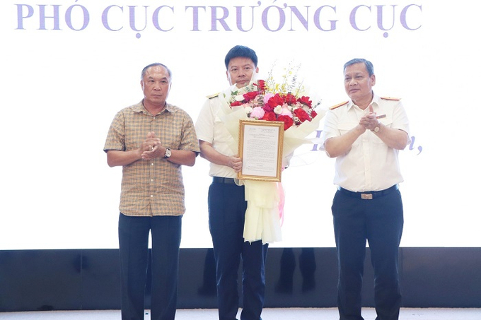 Phó tổng cục trưởng Phi Văn Tuấn trao Quyết định và chúc mừng ông Lê Quốc Dũng, tân Phó cục trưởng Cục Thuế Hà Tĩnh.