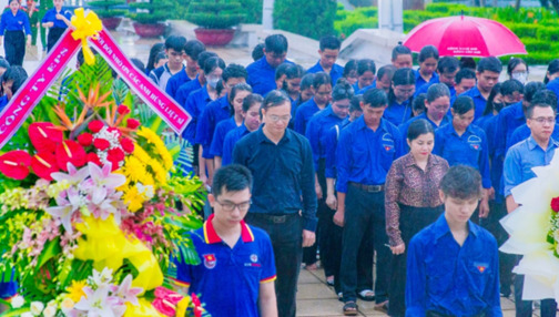 Đoàn viên thanh niên EPS và các Đơn vị dâng hương tưởng niệm các anh hùng liệt sỹ tại Tượng đài liệt sỹ thị xã Phú Mỹ