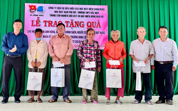 Ông Nguyễn Thanh Hà - Phó chủ tịch Công đoàn EPS (ngoài cùng bên trái) tặng quà các thương bệnh binh, gia đình chính sách tại xã Sông Xoài