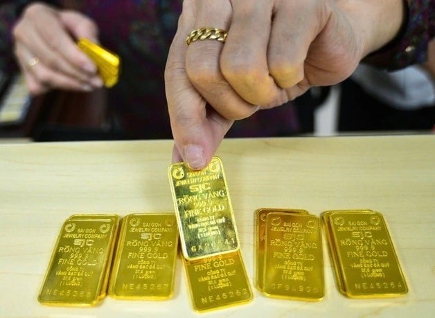 Giá vàng miếng trong nước bất ngờ tăng vọt ngược với diễn biến thị trường vàng thế giới.