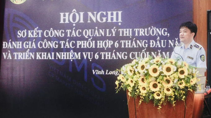 Ông Lê Thanh Phong, Cục trưởng Cục Quản lý thị trường tỉnh Vĩnh Long phát biểu tại hội nghị (ảnh QLTT tỉnh Vĩnh Long).