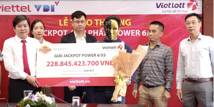 Anh M.T nhận giải Jackpot với tổng trị giá gần 229 tỷ đồng.