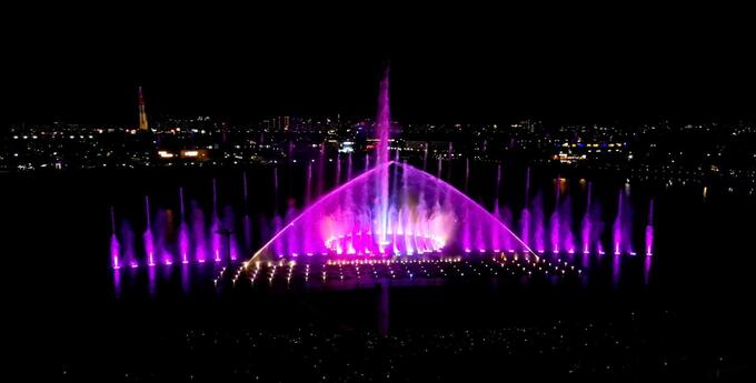 Màn trình diễn nhạc nước ấn tượng tại chương trình Van Phuc Water Show.