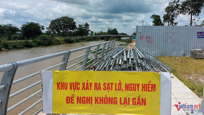 Khu vực bờ kè bị sạt lở với chiều dài khoảng 70m (Ảnh: Vietnamnet).