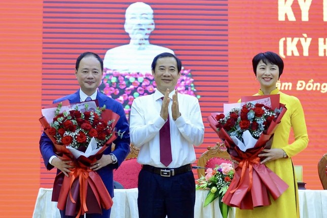 Quyền Bí Thư Tỉnh uỷ Lâm Đồng tặng hoa chúc mừng tân Chủ tịch HĐND tỉnh (bên phải) và tân Chủ tịch UBND tỉnh Trần Hồng Thái (bên trái).