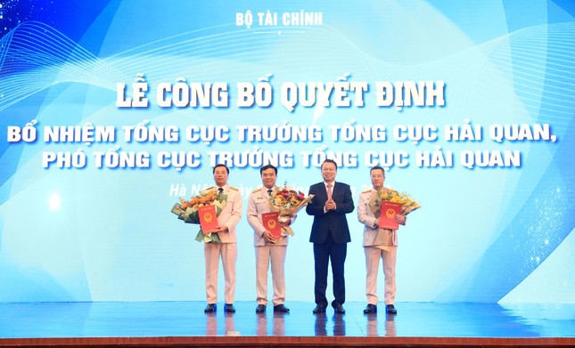 Thứ trưởng Bộ Tài chính Nguyễn Đức Chi trao quyết định cho các tân lãnh đạo Tổng cục Hải quan.