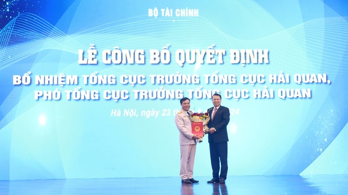 Thứ trưởng Bộ Tài chính Nguyễn Đức Chi trao quyết định cho Tổng cục trưởng Tổng cục Hải quan Nguyễn Văn Thọ.