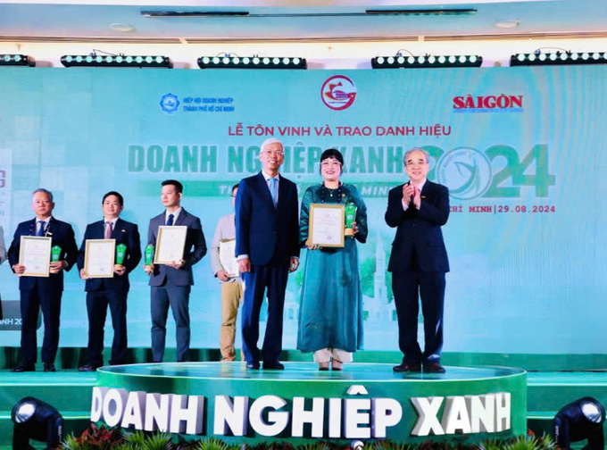 CEO Lưu Thị Thanh Mẫu (giữa) đại diện Phuc Khang Corporation nhận danh hiệu “Doanh nghiệp xanh TP.HCM năm 2024”.