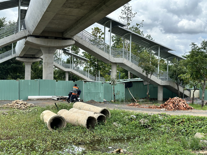 Đường ống thoát nước, các viên gạch nằm ngỗn ngang ở công trình cầu đi bộ ga Rạch Chiếc - Ảnh Xuân Nhi