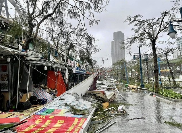 Một góc khu du lịch Bãi Cháy tan hoang sau bão Yagi.