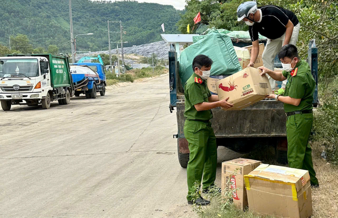 Công an Tp. Đà Nẵng tiêu hủy gần 10.000 bánh trung thu không rõ nguồn gốc, không đảm bảo an toàn thực phẩm.