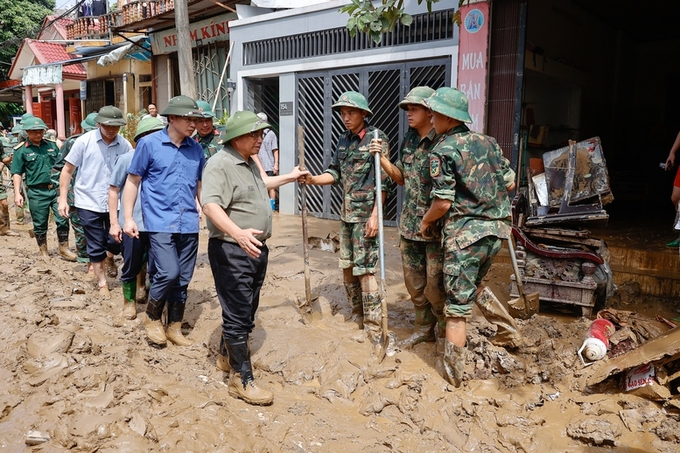 Thủ tướng động viên cán bộ chiến sĩ tham gia dọn dẹp khu vực phường Hồng Hà. (Ảnh: VGP)