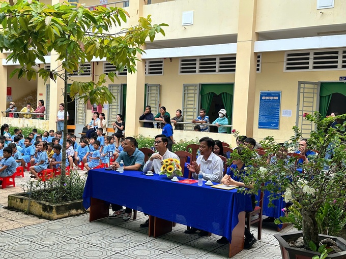 Chương trình Vui trung thu cũng thu hút đông đảo phụ huynh đến tham gia và vui cùng các em học sinh (ảnh Xuân Nhi).